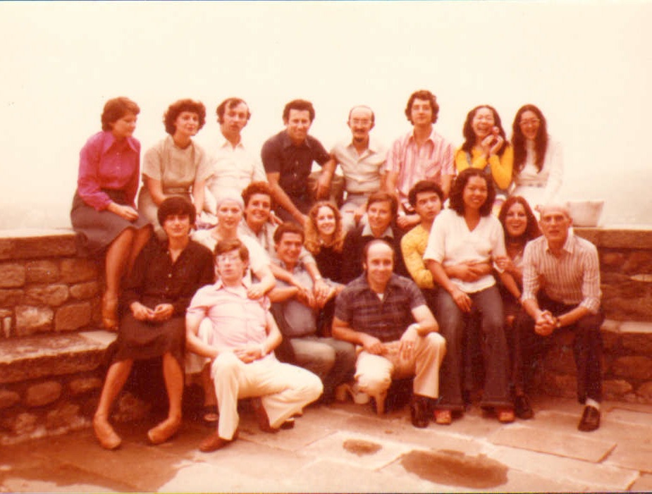 Castiglione del Terziere (MS) Corso di Polifonia vocale agosto 1976. Foto di gruppo dei partecipanti.